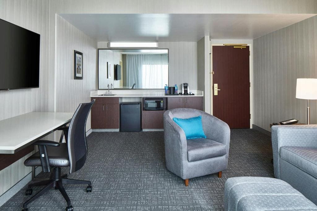 One-Bedroom King Suite with Bathtub and Sofa Bed - Mobility Access room - Image 2