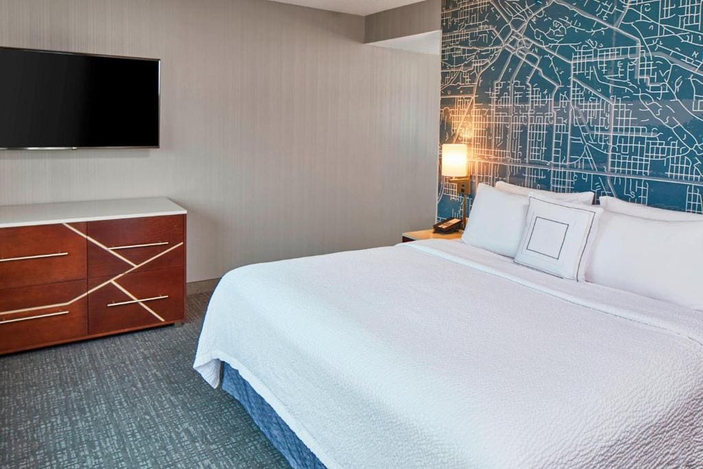 One-Bedroom King Suite with Bathtub and Sofa Bed - Mobility Access room - Image 1