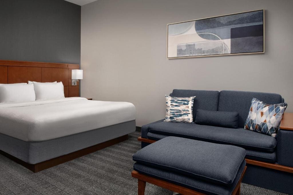 King Room with Sofa Bed - Hearing Accessible room - Image 1