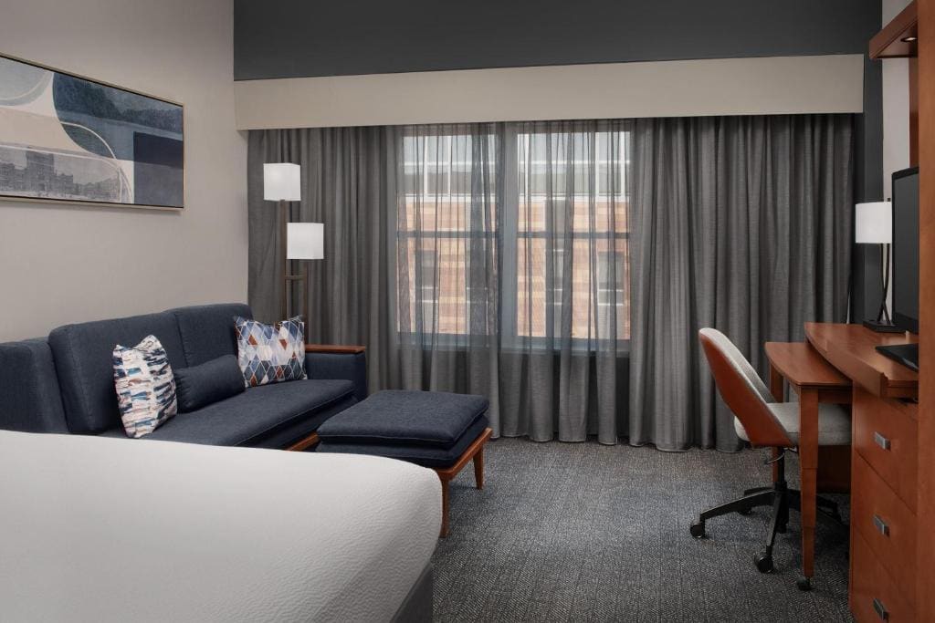 King Room with Sofa Bed - Hearing Accessible room - Image 2