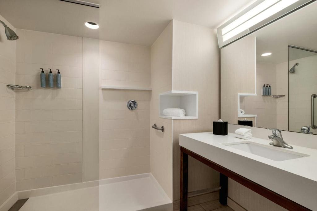 King Room with Sofa Bed - Hearing Accessible room - Image 2