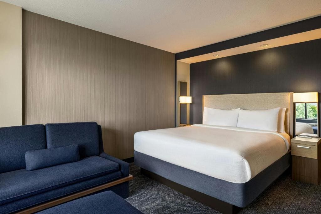 King Room with Sofa Bed - Hearing Accessible room - Image 1