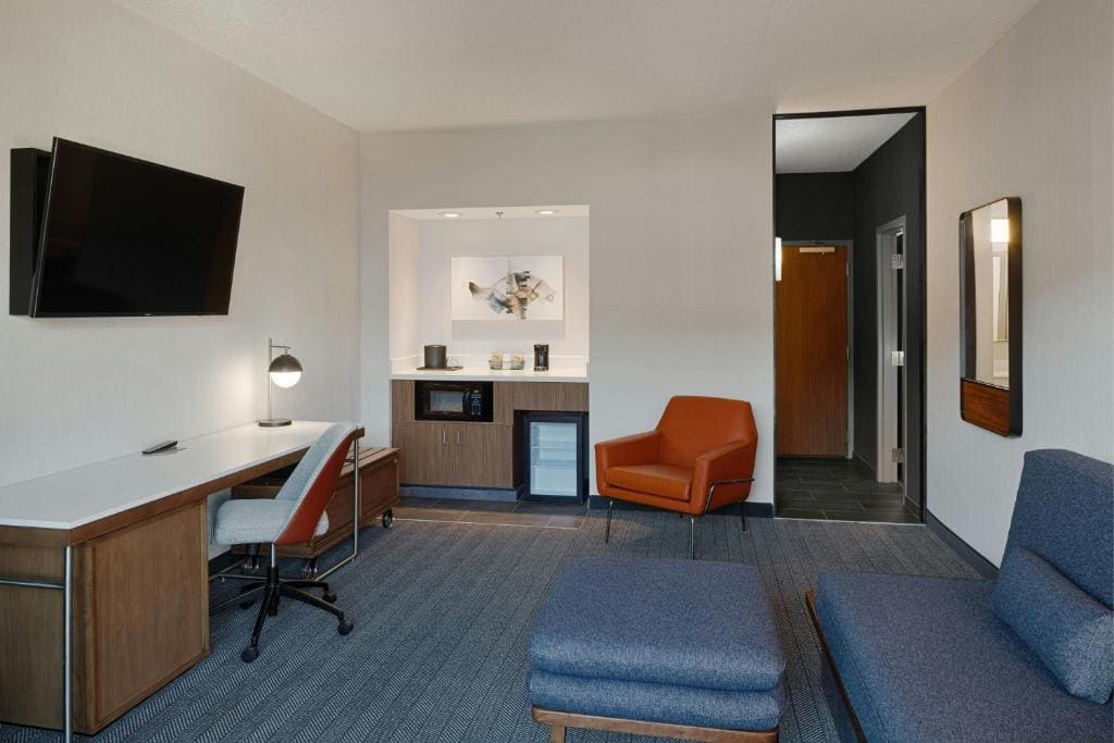 One-Bedroom King Suite with Sofa Bed room - Image 2