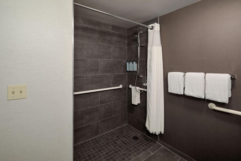 Queen Room with Two Queen Beds and Roll-In Shower - Mobility Access/Hearing Accessible room - Image 2