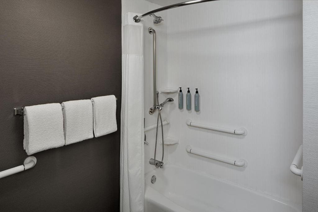 Queen Room with Two Queen Beds and Bathtub - Mobility Access/Hearing Accessible room - Image 1