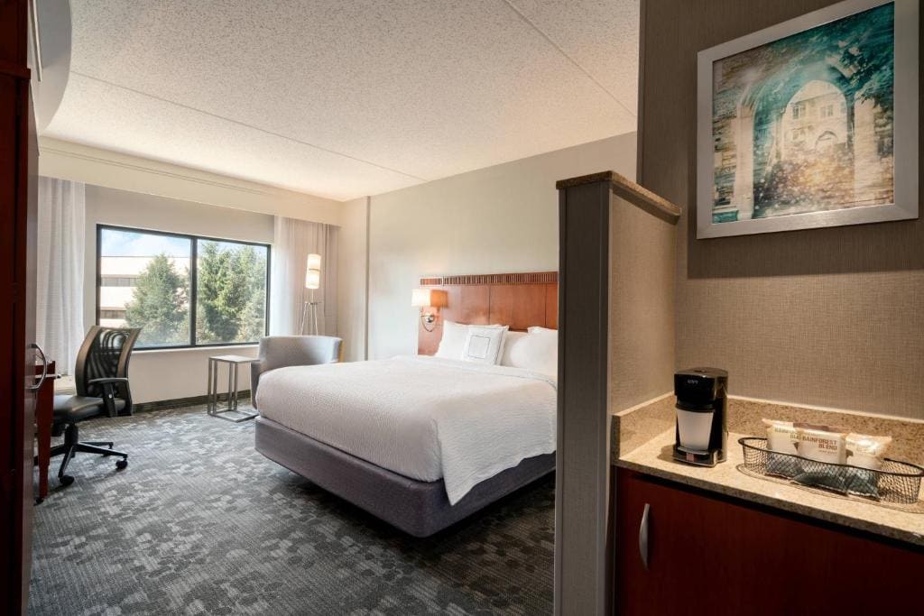 King Room with Bathtub - Mobility Access/Hearing Accessible room - Image 2