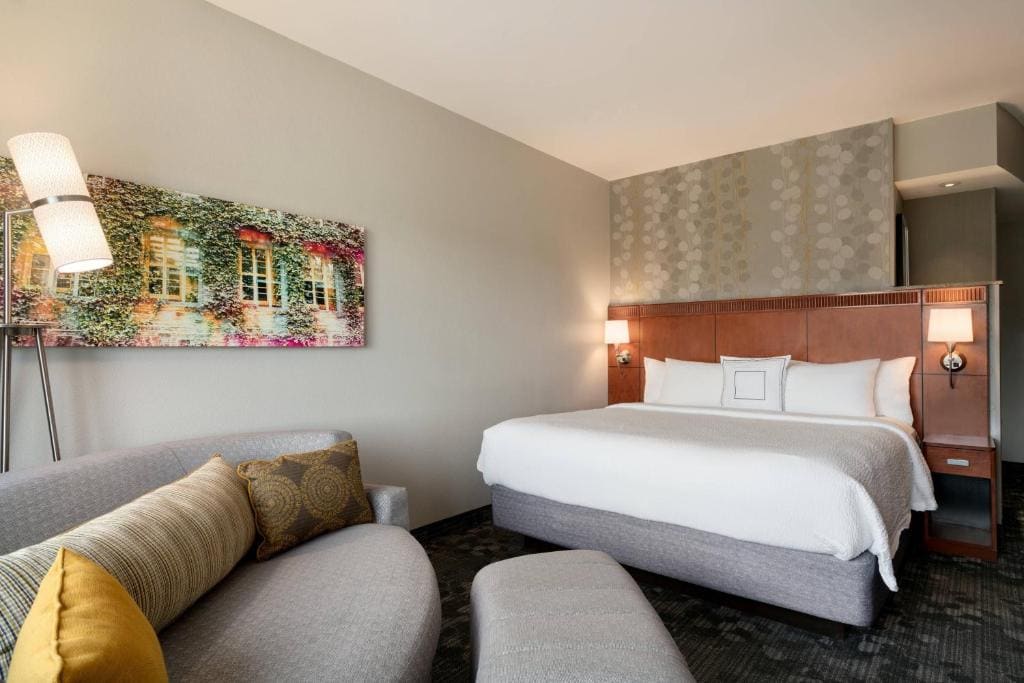 King Room with Bathtub - Mobility Access/Hearing Accessible room - Image 3