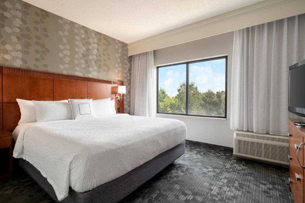 One-Bedroom King Suite with Sofa Bed room - Image 3