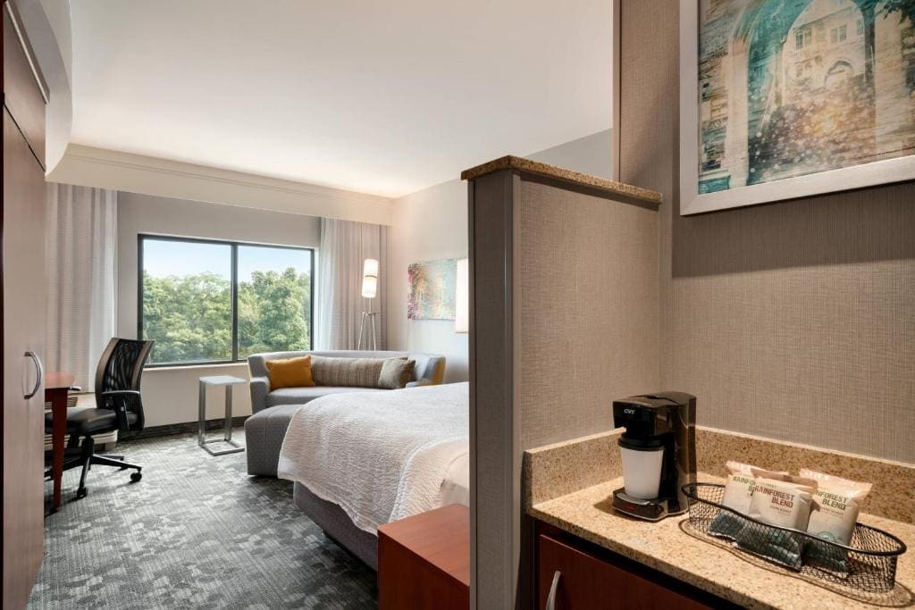 King Room with Roll-In Shower - Mobility Access/Hearing Accessible room - Image 3