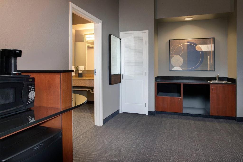 King Suite with Bathtub and Sofa Bed - Mobility Access/Hearing Accessible room - Image 1
