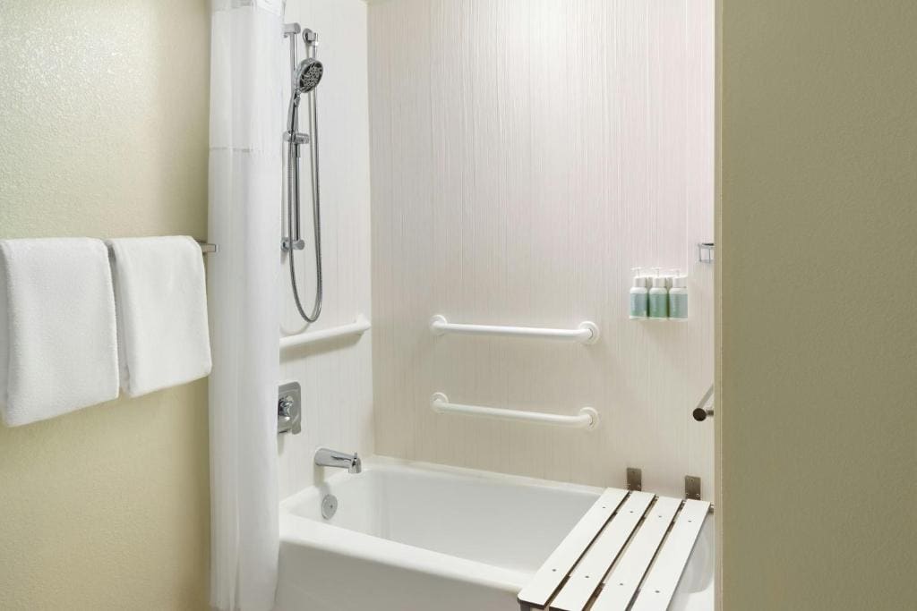 King Room with Sofa Bed and Adapted Tub - Mobility Accessible room - Image 1
