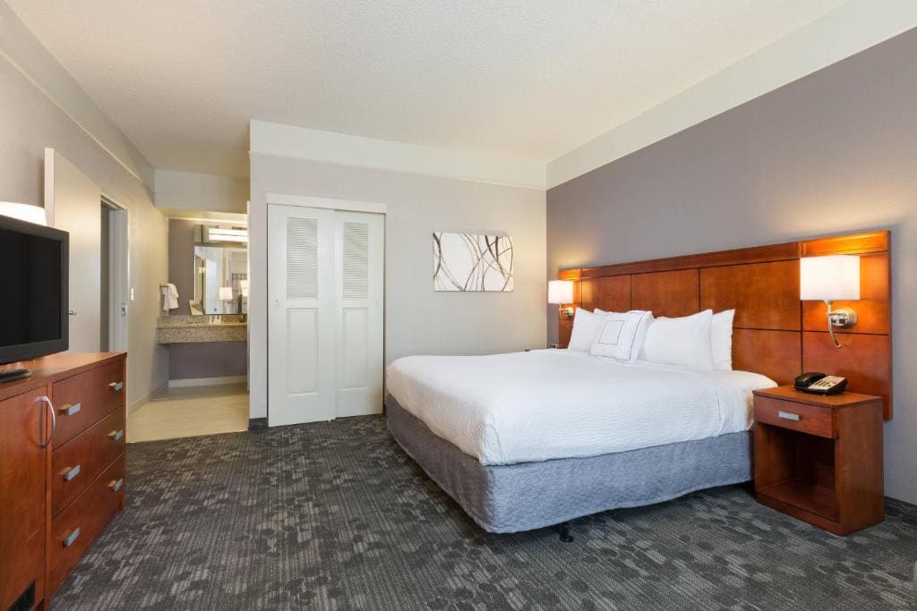 One-Bedroom King Suite room - Image 1