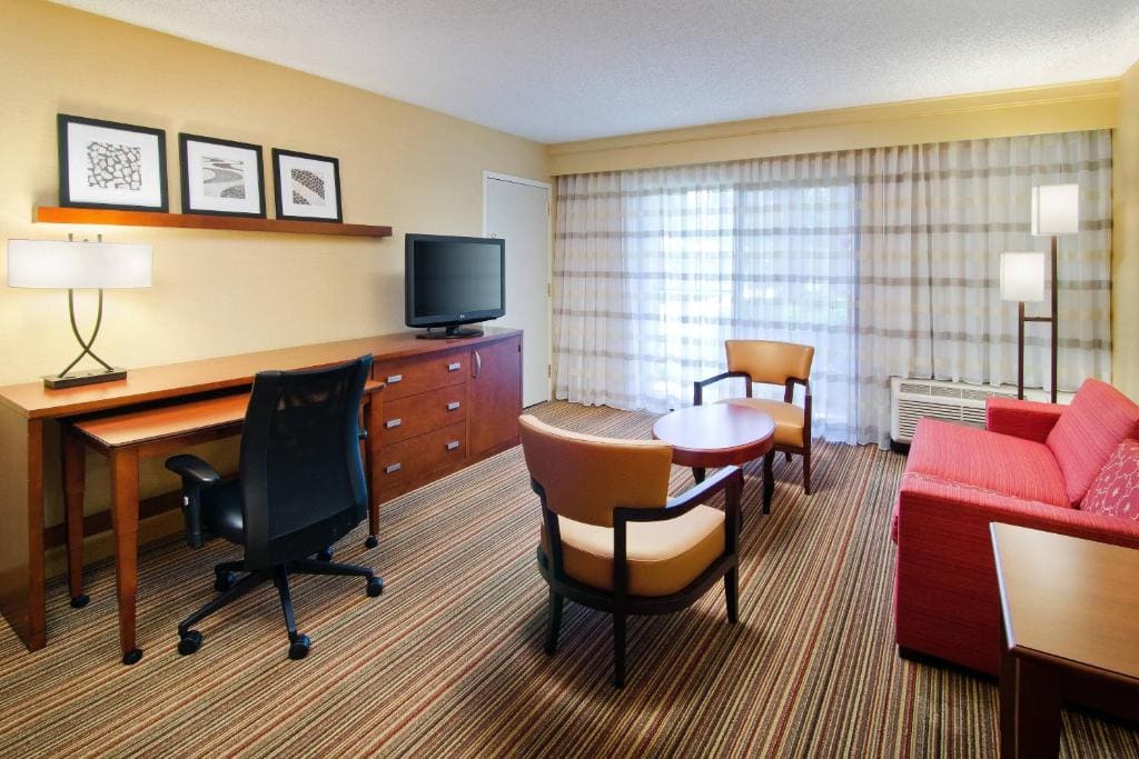 One-Bedroom King Suite room - Image 2