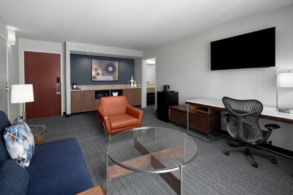 One-Bedroom King Suite with Bathtub and Sofa Bed - Mobility Access/Hearing Accessible room - Image 1