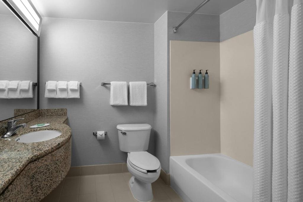 Queen Room with Two Queen Beds - Hearing Accessible room - Image 3