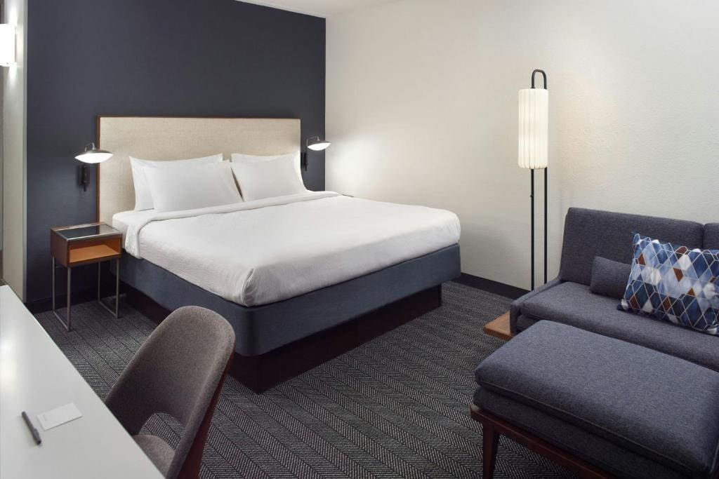King Room with Balcony room - Image 2