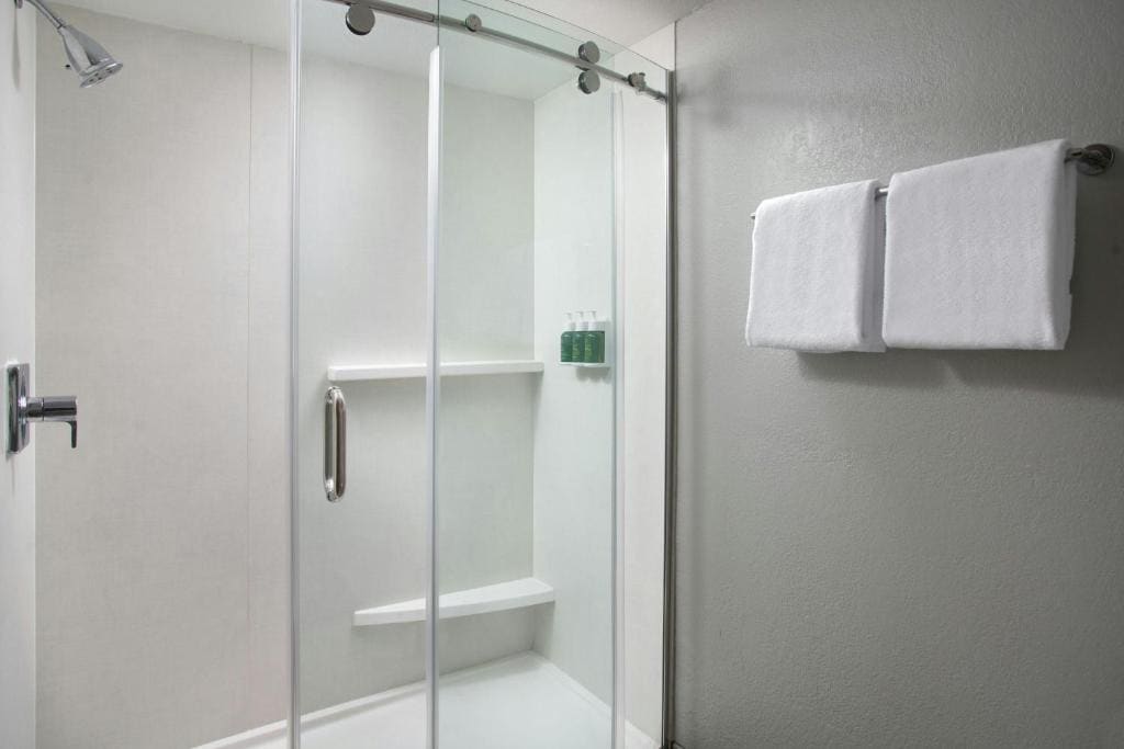 King Room with Sofa Bed and Adapted Tub - Mobility and Hearing Accessible room - Image 3