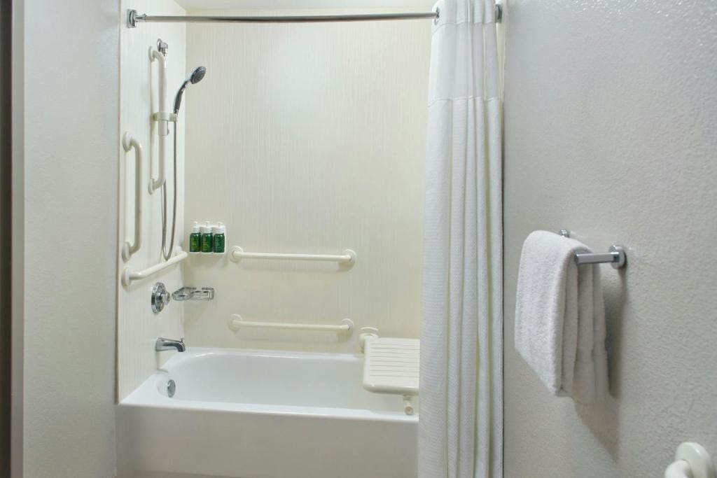 Queen Room with Two Queen Beds and Roll-in Shower - Mobility and Hearing Accessible room - Image 3