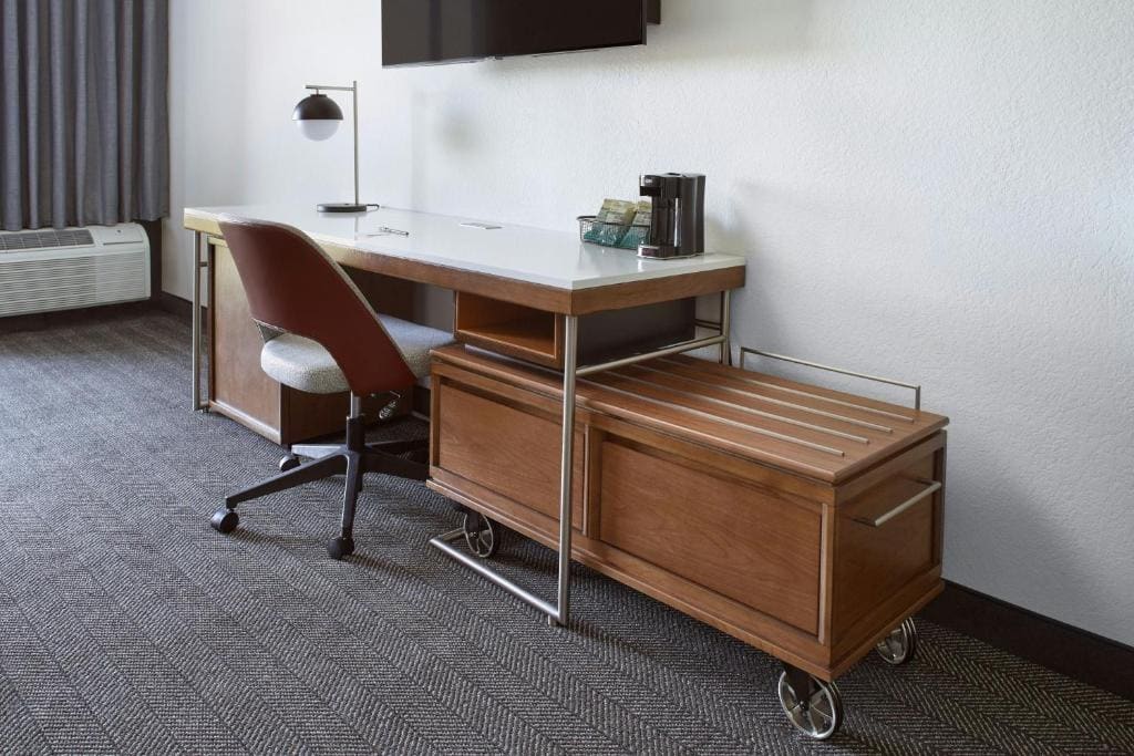 King Room with Sofa Bed and Adapted Tub - Mobility and Hearing Accessible room - Image 2