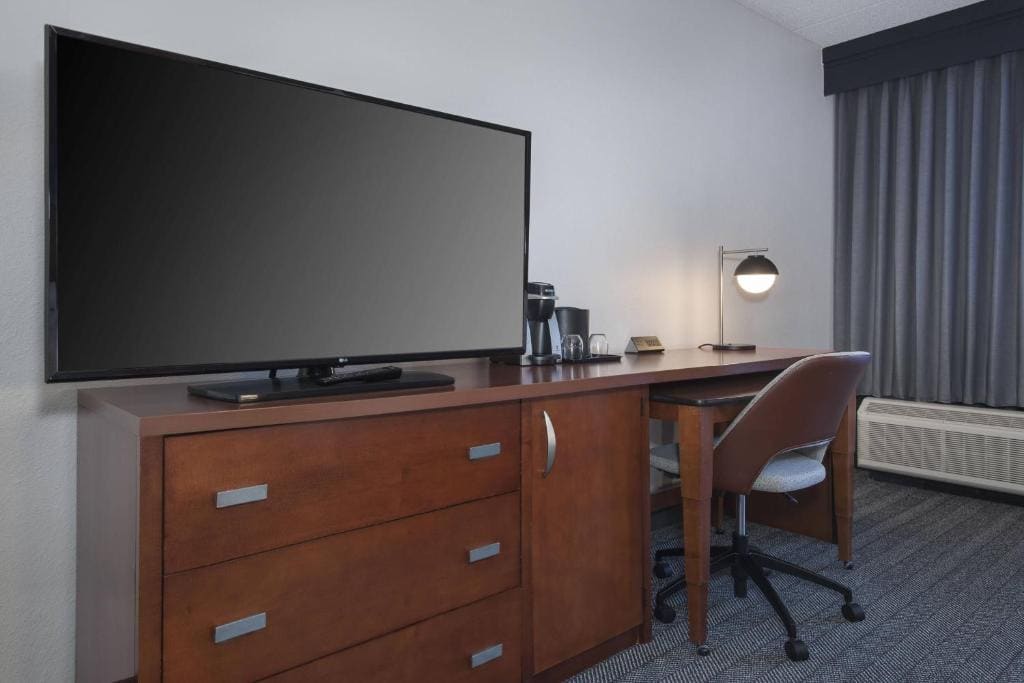 Upgraded King Room with Sofa Bed and Courtyard View room - Image 3
