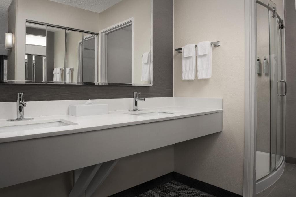 One-Bedroom King Suite with Courtyard View, Balcony and Sofa Bed room - Image 3