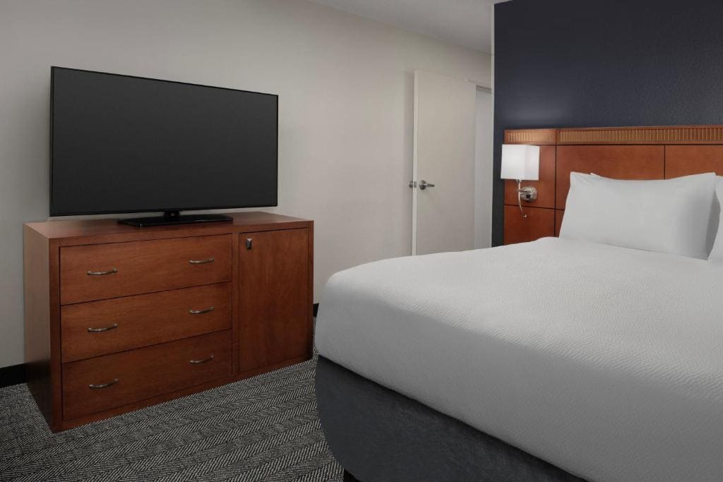 One-Bedroom King Suite with Courtyard View, Balcony and Sofa Bed room - Image 1