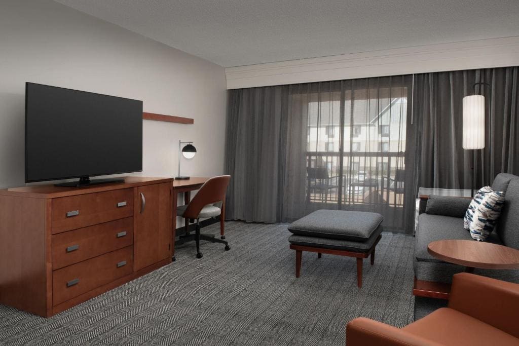 One-Bedroom King Suite with Courtyard View, Balcony and Sofa Bed room - Image 2