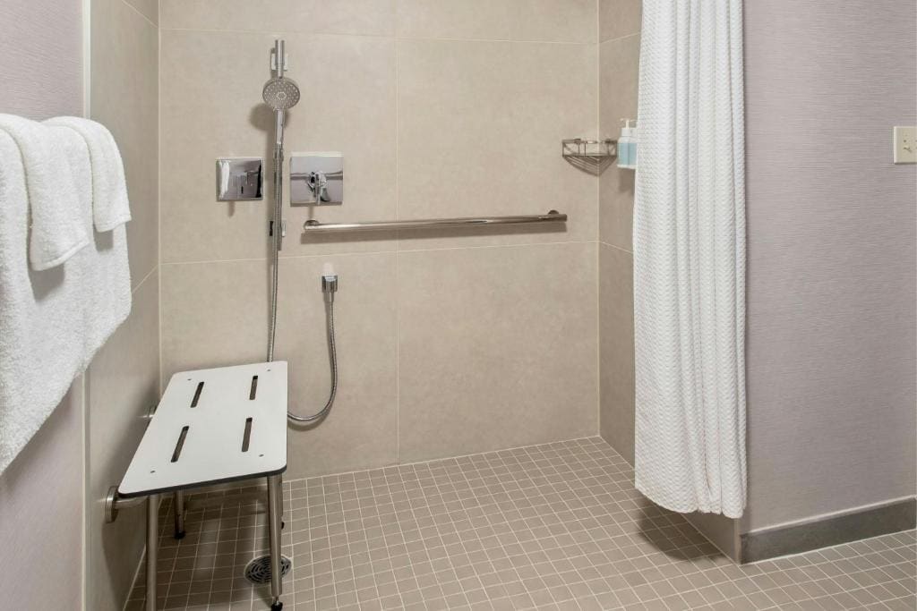 King Room with Sofa Bed and Adapted Tub - Mobility and Hearing Accessible room - Image 2