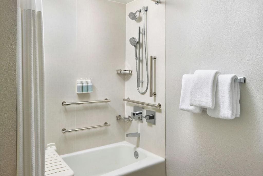 King Room with Sofa Bed and Adapted Tub - Mobility and Hearing Accessible room - Image 1