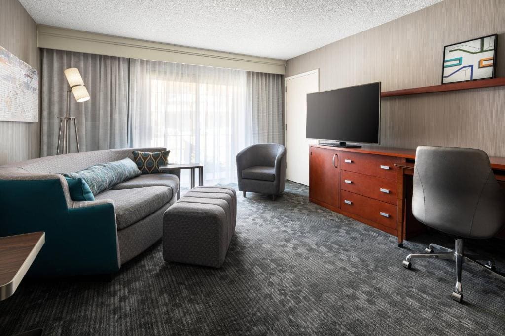 One-Bedroom King Suite room - Image 2
