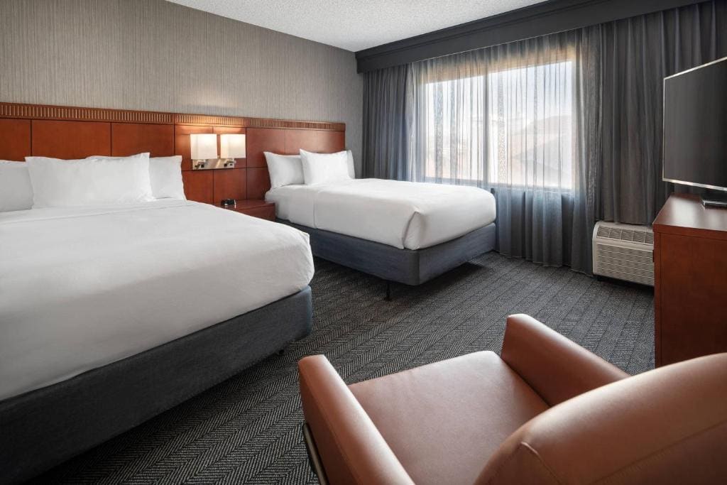 Queen Room with Two Queen Beds - Hearing Accessible room - Image 1