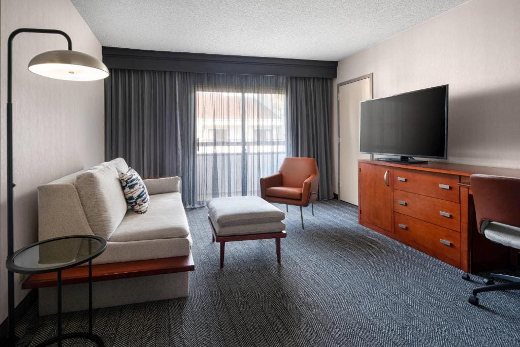 One-Bedroom King Suite room - Image 1
