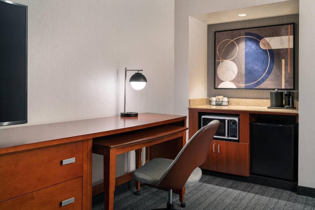 One-Bedroom King Suite room - Image 2
