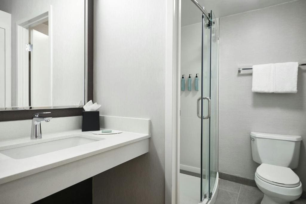Queen Room with Two Queen Beds and Adapted Tub - Mobility Accessible room - Image 3