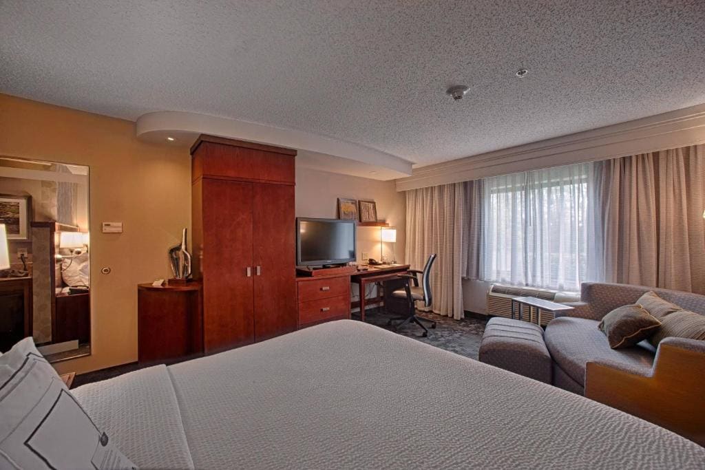 King Room with Sofa Bed and Adapted Tub - Mobility and Hearing Accessible room - Image 1