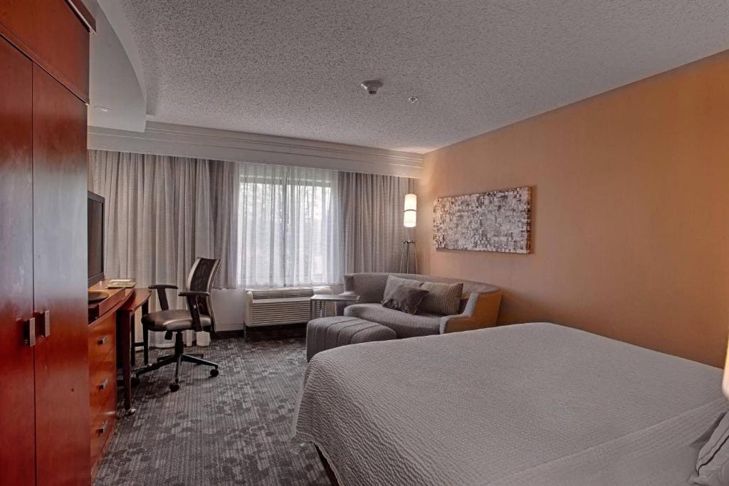 King Room with Sofa Bed and Adapted Tub - Mobility and Hearing Accessible room - Image 2