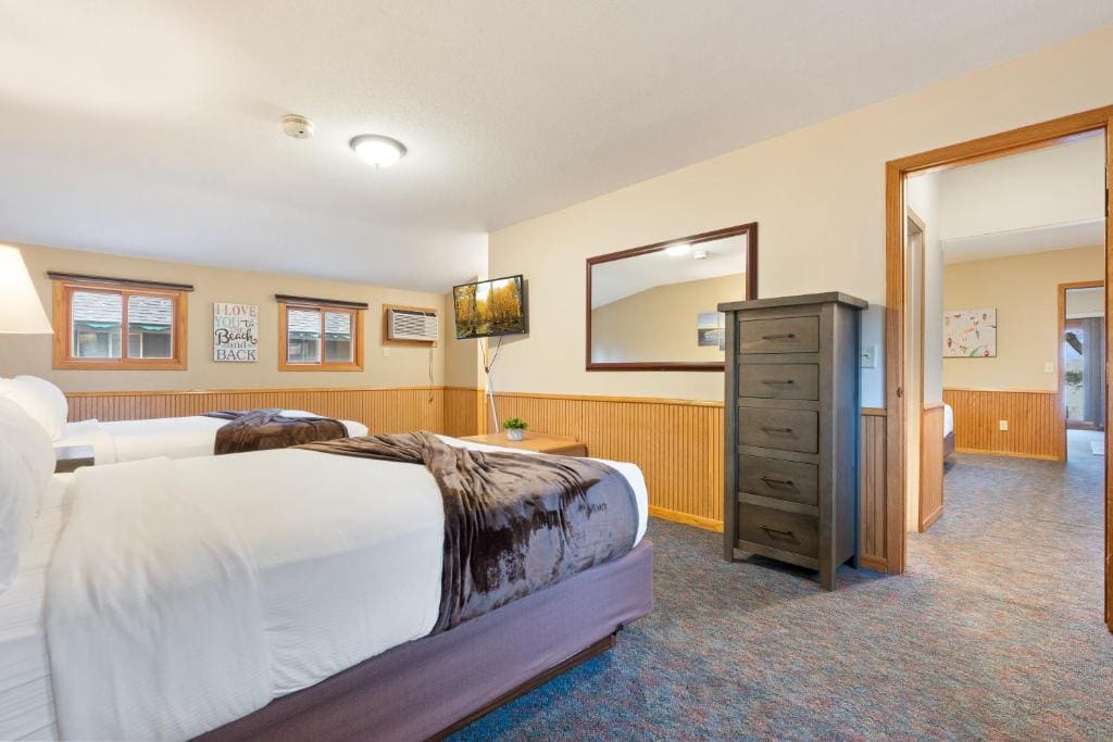 Lakeview 2 Bedroom Cabin room - Image 2