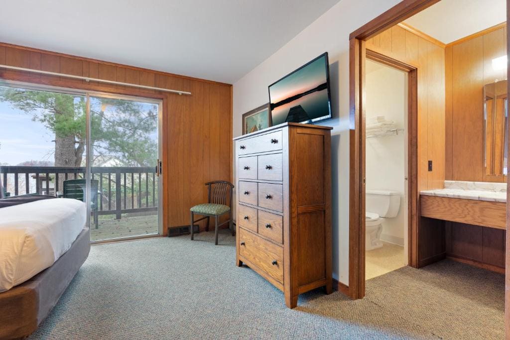 Hillside 2 Bedroom Cabin room - Image 2