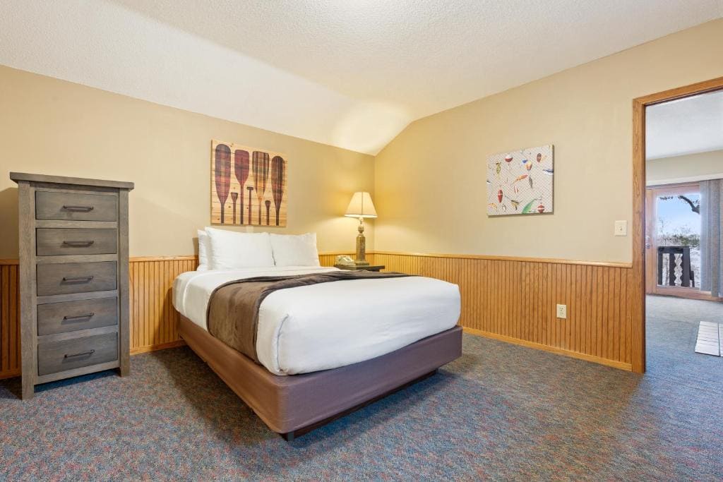 Lakeview 2 Bedroom Cabin room - Image 1