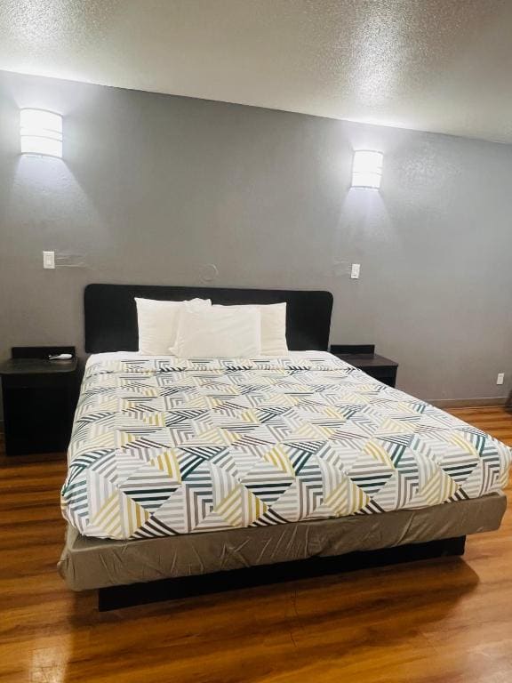 Deluxe King Room - Non-Smoking room - Image 1