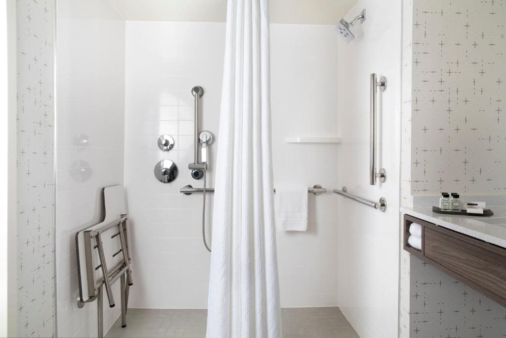 Standard King Room with Mobility Accessible Roll-In Shower room - Image 2