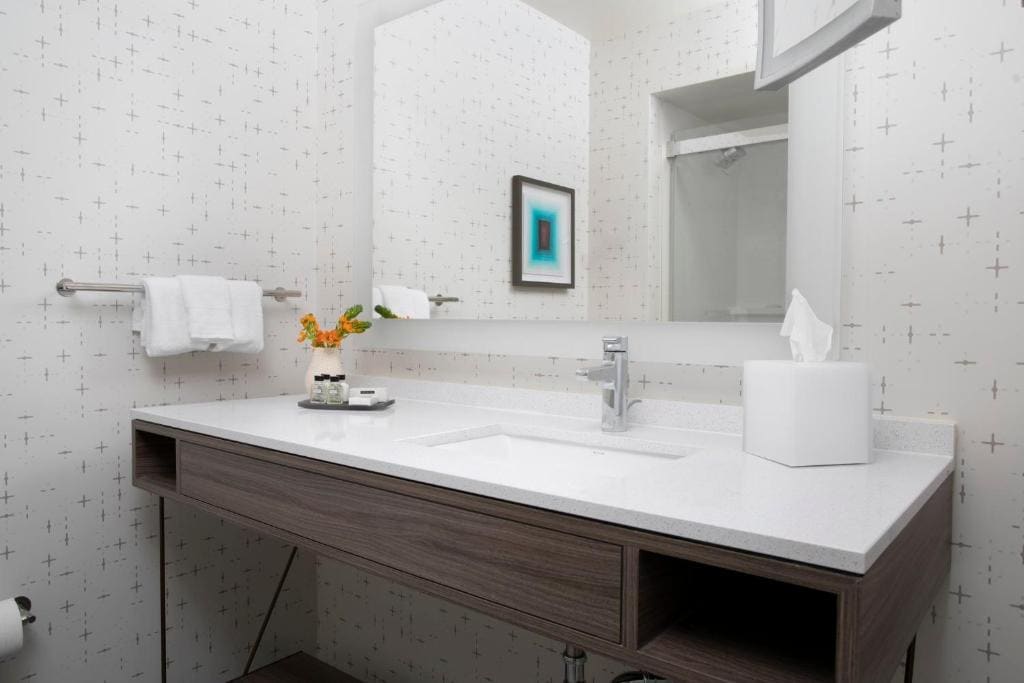 Standard King Room with Mobility Accessible Tub room - Image 1