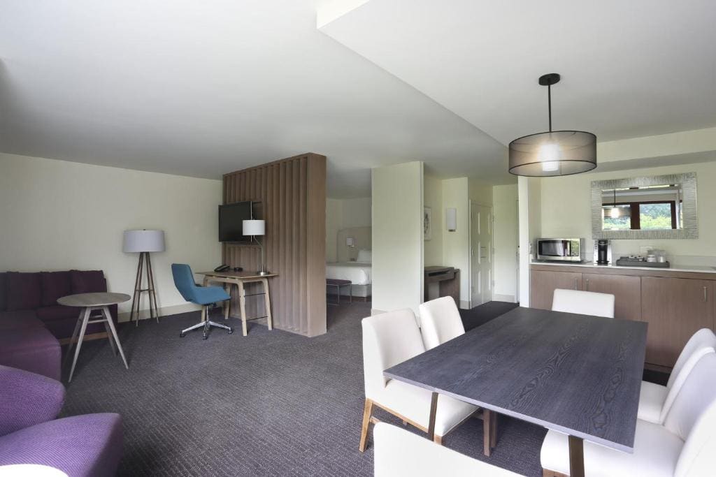 Premium Corner King Room room - Image 2