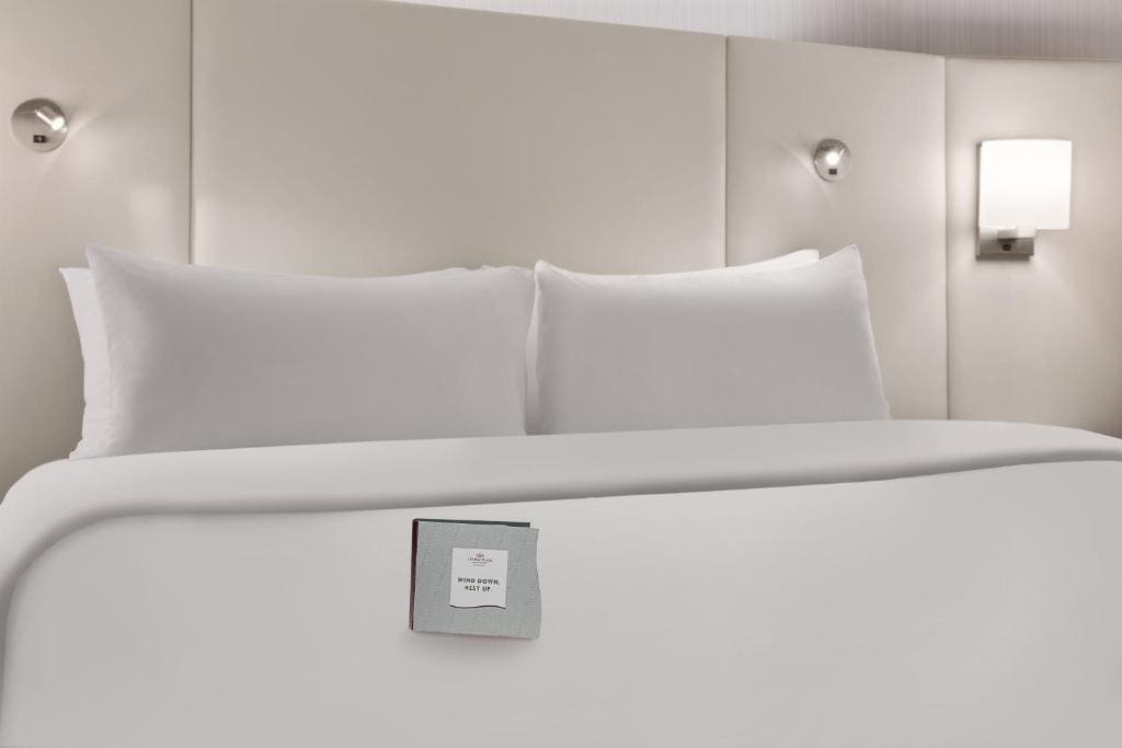Standard King Room with Mobility Accessible Roll-In Shower room - Image 1