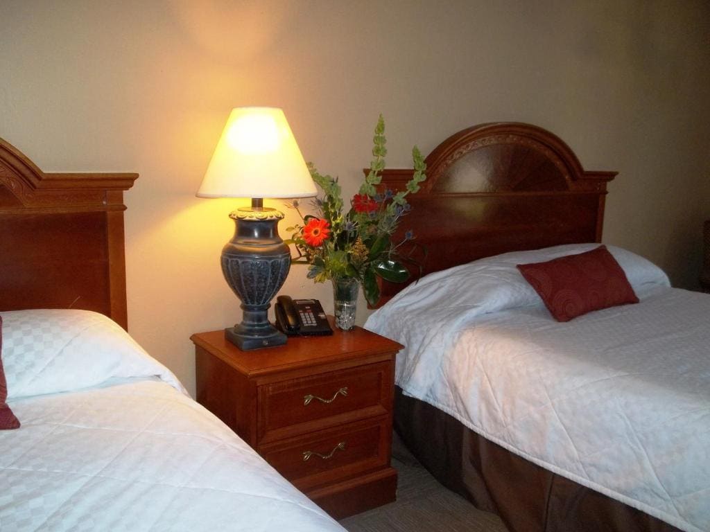 Queen Room with Two Queen Beds - Exterior room - Image 1