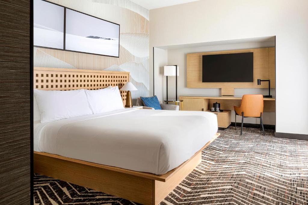 Larger Guest room, 1 King, Balcony room - Image 1