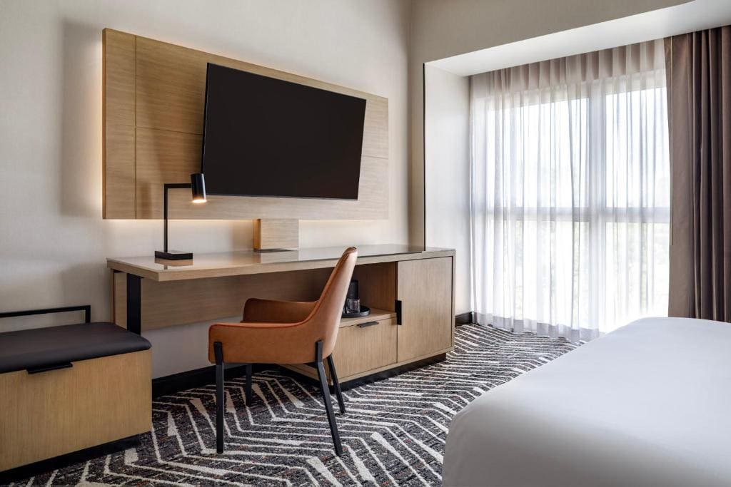 Concierge Level King Room with Adapted Tub - Mobility and Hearing Accessible room - Image 2