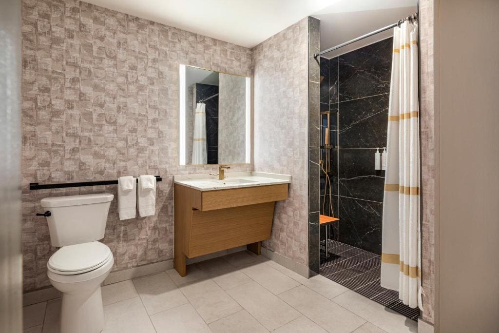 Concierge Level King Room with Adapted Tub - Mobility and Hearing Accessible room - Image 1