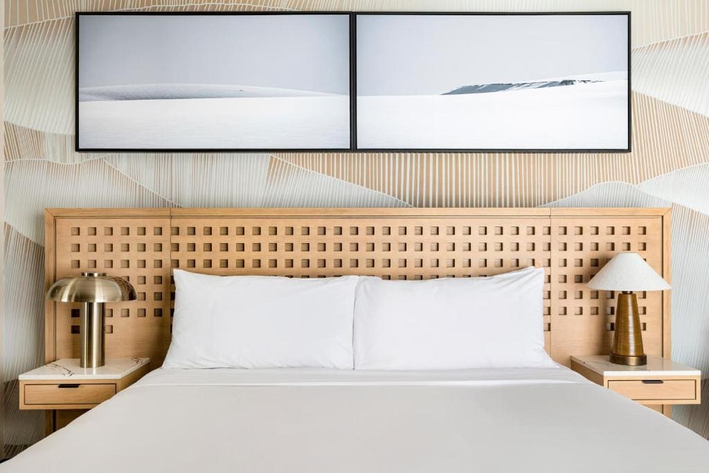 Larger Guest room, 1 King, Balcony room - Image 2