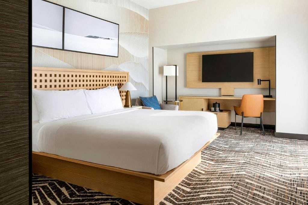 Larger Guest room, 1 King, Balcony room - Image 3